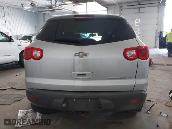 2012 Chevrolet Traverse LS z VIN 1GNKREED9CJ355181, wystawiony jako IAAI lot #42190745 z przebiegiem 94 177 mil mil oraz . Historia ofert i sprzedaży dostępna na DreamBid. Obrazek 16.