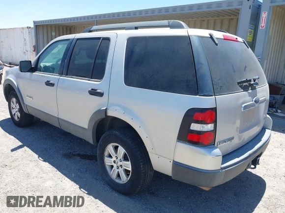 2006 Ford Explorer XLT z VIN 1FMEU63E26UA69774, wystawiony jako IAAI lot #42384629 z przebiegiem 183 795 mil mil oraz . Historia ofert i sprzedaży dostępna na DreamBid. Obrazek 3.