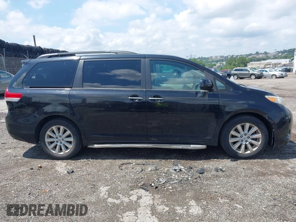 2013 Toyota Sienna XLE z VIN 5TDDK3DC8DS064047, wystawiony jako IAAI lot #42755455 z przebiegiem 143 604 mil mil oraz . Historia ofert i sprzedaży dostępna na DreamBid. Obrazek 13.