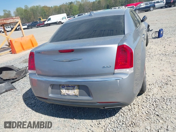 2015 Chrysler 300 Limited z VIN 2C3CCAAG2FH786866, wystawiony jako IAAI lot #41910140 z przebiegiem 183 770 mil mil oraz . Historia ofert i sprzedaży dostępna na DreamBid. Obrazek 17.