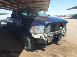 2013 Ram 1500 Express z VIN 1C6RR7FT3DS567540, wystawiony jako IAAI lot #42003705 z przebiegiem 194 063 mil mil oraz . Historia ofert i sprzedaży dostępna na DreamBid. Obrazek 1.