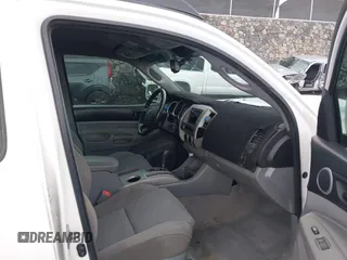 2010 Toyota Tacoma PreRunner z VIN 3TMJU4GN8AM103120, wystawiony jako IAAI lot #42226797 z przebiegiem 237 153 mil mil oraz . Historia ofert i sprzedaży dostępna na DreamBid. Obrazek 5.