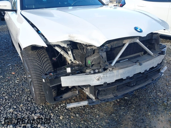 2019 BMW 3 Series 330i xDrive with VIN WBA5R7C51KFH13436, listed as a IAAI auction lot 41674961 with 40,672 mi miles. Bid and sale history available at carsss.com. Image 6.