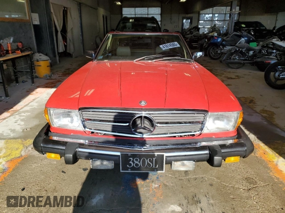 1981 Mercedes-Benz 380 SL z VIN WDBBA45A0BB001850, wystawiony jako Copart lot #41614565 z przebiegiem 125 658 mil mil oraz Czysty tytuł • Clean title. Historia ofert i sprzedaży dostępna na DreamBid. Obrazek 5.