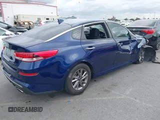 2020 Kia Optima LX z VIN 5XXGT4L33LG409003, wystawiony jako IAAI lot #42055031 z przebiegiem 68 849 mil mil oraz . Historia ofert i sprzedaży dostępna na DreamBid. Obrazek 4.