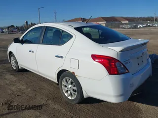 2016 Nissan Versa SV z VIN 3N1CN7AP8GL903922, wystawiony jako IAAI lot #41765631 z przebiegiem 144 113 mil mil oraz . Historia ofert i sprzedaży dostępna na DreamBid. Obrazek 3.