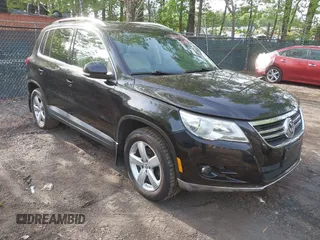 2010 Volkswagen Tiguan S z VIN WVGAV7AX2AW533777, wystawiony jako IAAI lot #42110001 z przebiegiem 105 710 mil mil oraz . Historia ofert i sprzedaży dostępna na DreamBid. Obrazek 1.