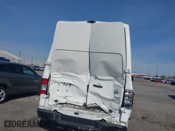 2020 Nissan NV Cargo SV z VIN 1N6BF0LY3LN811787, wystawiony jako IAAI lot #41826864 z przebiegiem 66 237 mil mil oraz . Historia ofert i sprzedaży dostępna na DreamBid. Obrazek 6.