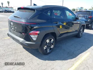 2024 Hyundai Kona SEL z VIN KM8HCCAB6RU059406, wystawiony jako IAAI lot #41969790 z przebiegiem 13 353 mil mil oraz . Historia ofert i sprzedaży dostępna na DreamBid. Obrazek 4.