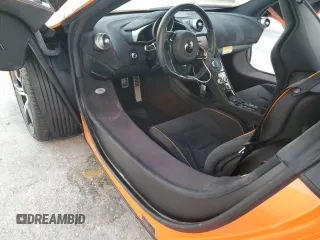 2016 McLaren 650S z VIN SBM11FAA8GW005859, wystawiony jako Copart lot #83104094 z przebiegiem Nie podano mil oraz Nie do naprawy. Historia ofert i sprzedaży dostępna na DreamBid. Obrazek 8.