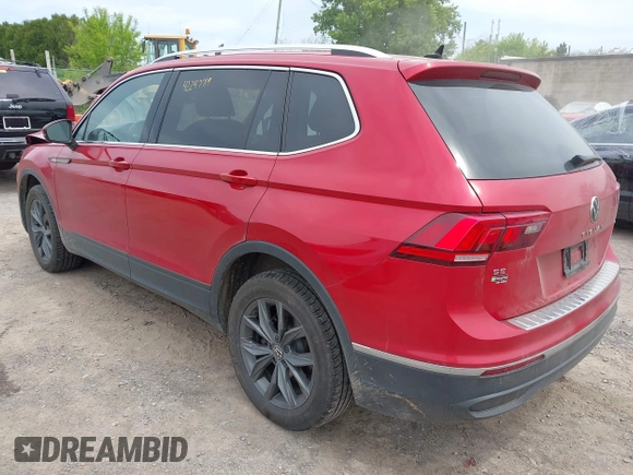 2022 Volkswagen Tiguan SE z VIN 3VV2B7AX9NM129948, wystawiony jako IAAI lot #42247719 z przebiegiem 59 501 mil mil oraz . Historia ofert i sprzedaży dostępna na DreamBid. Obrazek 3.