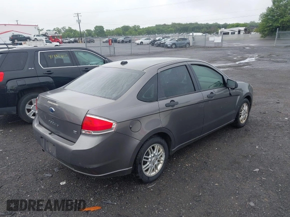 2009 Ford Focus SE z VIN 1FAHP35N59W180533, wystawiony jako IAAI lot #42443367 z przebiegiem 176 065 mil mil oraz . Historia ofert i sprzedaży dostępna na DreamBid. Obrazek 4.