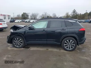 2023 Toyota Corolla Cross XLE z VIN 7MUDAABG8PV071006, wystawiony jako IAAI lot #41845752 z przebiegiem 33 398 mil mil oraz . Historia ofert i sprzedaży dostępna na DreamBid. Obrazek 14.