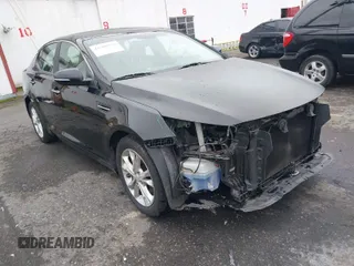 2013 Kia Optima LX z VIN 5XXGM4A72DG114382, wystawiony jako IAAI lot #41600359 z przebiegiem 104 474 mil mil oraz . Historia ofert i sprzedaży dostępna na DreamBid. Obrazek 1.