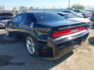 2014 Dodge Challenger R/T z VIN 2C3CDYBT2EH313789, wystawiony jako IAAI lot #42020945 z przebiegiem 182 788 mil mil oraz . Historia ofert i sprzedaży dostępna na DreamBid. Obrazek 3.