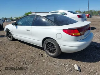 1997 Saturn SC z VIN 1G8ZH1270VZ235219, wystawiony jako IAAI lot #42229262 z przebiegiem 107 874 mil mil oraz . Historia ofert i sprzedaży dostępna na DreamBid. Obrazek 3.