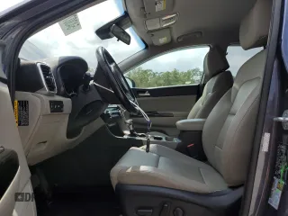 2020 Kia Sportage EX z VIN KNDPN3AC7L7693820, wystawiony jako Copart lot #54307605 z przebiegiem 68 419 mil mil oraz Szkoda całkowita • Salvage title. Historia ofert i sprzedaży dostępna na DreamBid. Obrazek 7.