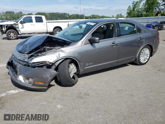 2010 Ford Fusion Hybrid z VIN 3FADP0L33AR267806, wystawiony jako Copart lot #55952815 z przebiegiem 146 912 mil mil oraz Szkoda całkowita • Salvage title. Historia ofert i sprzedaży dostępna na DreamBid. Obrazek 1.