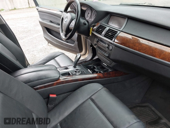 2013 BMW X5 xDrive35i z VIN 5UXZV4C58DL993516, wystawiony jako IAAI lot #42192619 z przebiegiem 153 840 mil mil oraz . Historia ofert i sprzedaży dostępna na DreamBid. Obrazek 5.