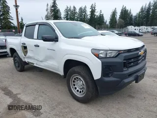 2023 Chevrolet Colorado 2WD Work Truck z VIN 1GCGSBECXP1210035, wystawiony jako IAAI lot #41906185 z przebiegiem 15 001 mil mil oraz . Historia ofert i sprzedaży dostępna na DreamBid. Obrazek 1.