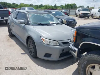 2012 Scion tC z VIN JTKJF5C78C3037964, wystawiony jako IAAI lot #42410676 z przebiegiem 139 225 mil mil oraz . Historia ofert i sprzedaży dostępna na DreamBid. Obrazek 1.