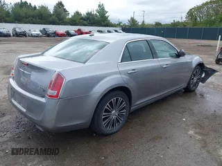 2014 Chrysler 300 S z VIN 2C3CCAGG1EH161994, wystawiony jako IAAI lot #42311014 z przebiegiem 168 002 mil mil oraz . Historia ofert i sprzedaży dostępna na DreamBid. Obrazek 4.