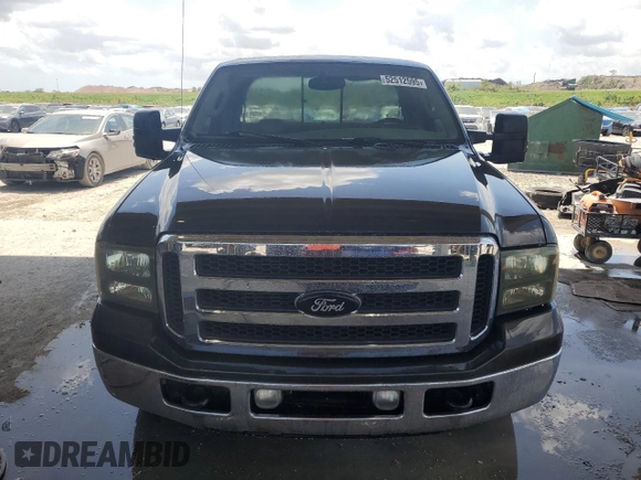 2005 Ford F-250 XL z VIN 1FTSX20P95EB03036, wystawiony jako Copart lot #52512595 z przebiegiem 135 678 mil mil oraz Czysty tytuł • Clean title. Historia ofert i sprzedaży dostępna na DreamBid. Obrazek 5.