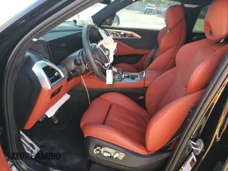 2023 BMW XM z VIN 5YM23CS0XP9S31984, wystawiony jako Copart lot #77081273 z przebiegiem 890 mil mil oraz . Historia ofert i sprzedaży dostępna na DreamBid. Obrazek 7.