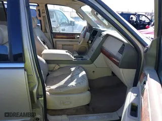 2004 Lincoln Navigator Luxury with VIN 5LMFU27R34LJ42774, listed as a IAAI auction lot 41959816 with 0 mi miles. Bid and sale history available at carsss.com. Image 5.