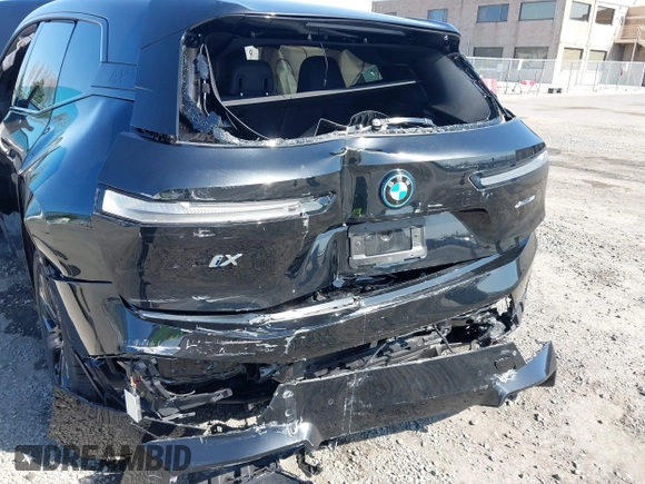 2024 BMW iX xDrive50 z VIN WB523CF08RCP18427, wystawiony jako IAAI lot #42001711 z przebiegiem 15 744 mil mil oraz . Historia ofert i sprzedaży dostępna na DreamBid. Obrazek 6.