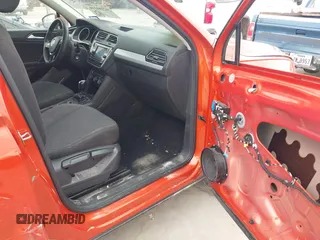 2018 Volkswagen Tiguan S с VIN 3VV1B7AX8JM090047, выставлен на аукционе IAAI как лот 42184116 с пробегом 121 085 миль миль и . История ставок и продаж доступна на DreamBid. Изображение 5.
