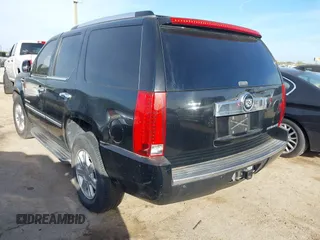 2008 Cadillac Escalade with VIN 1GYEC63868R200366, listed as a IAAI auction lot 41820968 with 190,559 mi miles. Bid and sale history available at carsss.com. Image 3.