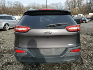 2017 Jeep Cherokee 75th Anniversary Edition с VIN 1C4PJMCS3HW647226, выставлен на аукционе Copart как лот 84397224 с пробегом 22 659 миль миль и Списание • Salvage title. История ставок и продаж доступна на DreamBid. Изображение 6.