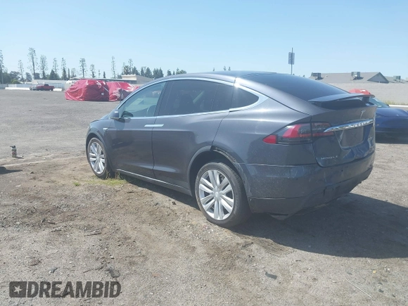 2016 Tesla Model X 70D z VIN 5YJXCAE27GF002541, wystawiony jako IAAI lot #41957228 z przebiegiem 77 199 mil mil oraz . Historia ofert i sprzedaży dostępna na DreamBid. Obrazek 3.