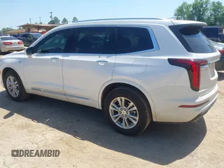 2024 Cadillac XT6 FWD Luxury z VIN 1GYKPAR49RZ739032, wystawiony jako IAAI lot #41985694 z przebiegiem 20 595 mil mil oraz . Historia ofert i sprzedaży dostępna na DreamBid. Obrazek 3.