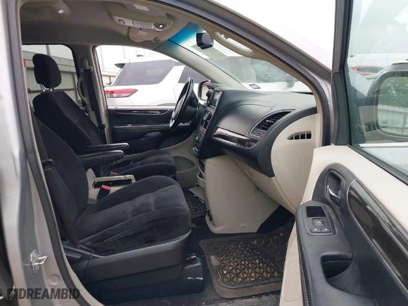 2014 Chrysler Town & Country Touring with VIN 2C4RC1BG1ER345601, listed as a IAAI auction lot 41916135 with 194,691 mi miles. Bid and sale history available at carsss.com. Image 5.