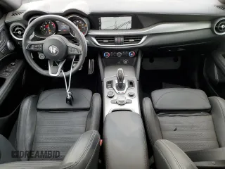 2022 Alfa Romeo Stelvio Veloce z VIN ZASPAKBNXN7D24109, wystawiony jako Copart lot #61717184 z przebiegiem 9 095 mil mil oraz Szkoda całkowita • Salvage title. Historia ofert i sprzedaży dostępna na DreamBid. Obrazek 8.