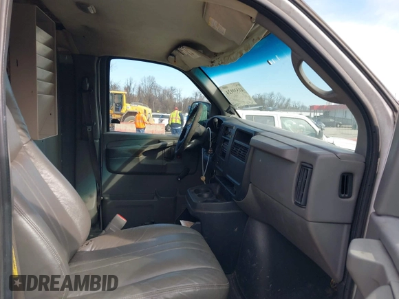 2004 GMC Savana Cargo Van with VIN 1GTHG35U541132912, listed as a IAAI auction lot 41539124 with 367,102 mi miles. Bid and sale history available at carsss.com. Image 5.