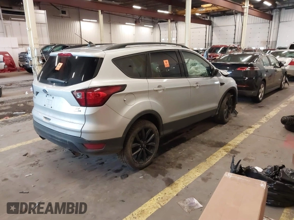 2019 Ford Escape SE z VIN 1FMCU9GD4KUB06392, wystawiony jako IAAI lot #41841682 z przebiegiem 92 488 mil mil oraz . Historia ofert i sprzedaży dostępna na DreamBid. Obrazek 4.
