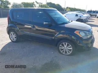 2013 Kia Soul + z VIN KNDJT2A61D7609136, wystawiony jako IAAI lot #41017589 z przebiegiem 139 876 mil mil oraz . Historia ofert i sprzedaży dostępna na DreamBid. Obrazek 1.
