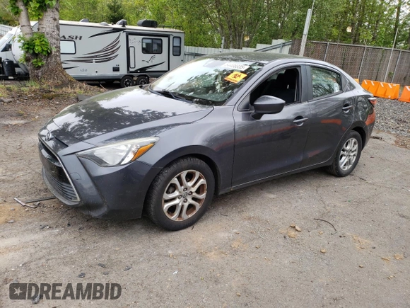 2016 Scion iA z VIN 3MYDLBZV4GY127533, wystawiony jako Copart lot #54408935 z przebiegiem 101 917 mil mil oraz Szkody całkowita. Historia ofert i sprzedaży dostępna na DreamBid. Obrazek 1.