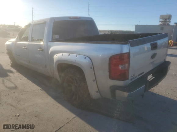 2010 Chevrolet Silverado 1500 LT with VIN 3GCRKSE38AG273099, listed as a Copart auction lot 82939803 with 220,293 mi miles and Salvage Title. Bid and sale history available at carsss.com. Image 2.