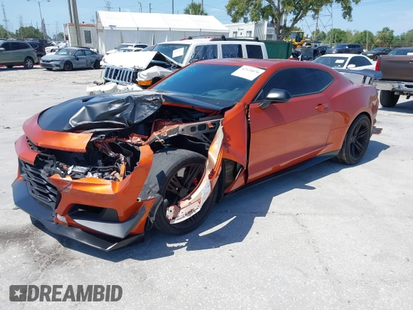 2023 Chevrolet Camaro ZL1 z VIN 1G1FK1R69P0104359, wystawiony jako IAAI lot #42124070 z przebiegiem 20 934 mil mil oraz . Historia ofert i sprzedaży dostępna na DreamBid. Obrazek 2.