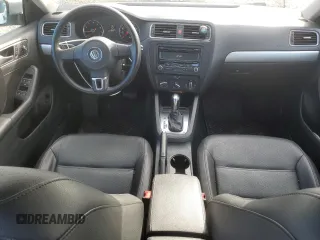 2013 Volkswagen Jetta SE z VIN 3VWDX7AJ8DM428539, wystawiony jako Copart lot #49662365 z przebiegiem 122 768 mil mil oraz Szkoda całkowita • Salvage title. Historia ofert i sprzedaży dostępna na DreamBid. Obrazek 8.