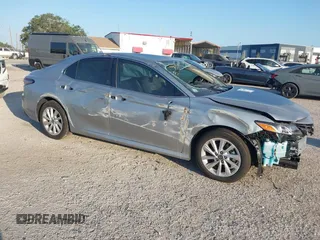 2023 Toyota Camry LE z VIN 4T1C11AK2PU125757, wystawiony jako IAAI lot #42128196 z przebiegiem 5 777 mil mil oraz . Historia ofert i sprzedaży dostępna na DreamBid. Obrazek 1.