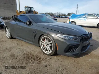 2020 BMW M8 z VIN WBSAE0C02LCE87525, wystawiony jako Copart lot #47259455 z przebiegiem 54 367 mil mil oraz Szkody całkowita. Historia ofert i sprzedaży dostępna na DreamBid. Obrazek 4.