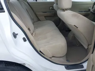 2009 Nissan Versa S z VIN 3N1BC11E49L453900, wystawiony jako IAAI lot #42390381 z przebiegiem 177 534 mil mil oraz . Historia ofert i sprzedaży dostępna na DreamBid. Obrazek 8.