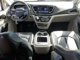 2024 Chrysler Pacifica Hybrid Select z VIN 2C4RC1S70RR102822, wystawiony jako Copart lot #55214375 z przebiegiem 50 021 mil mil oraz Tytuł czysty. Historia ofert i sprzedaży dostępna na DreamBid. Obrazek 8.