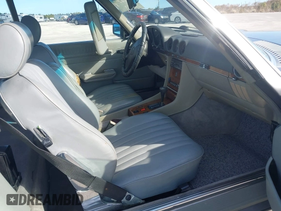 1988 Mercedes-Benz 560 SL with VIN WDBBA48D0JA088479, listed as a IAAI auction lot 41272731 with 91,858 mi miles and . Bid and sale history available at DreamBid. Image 5.