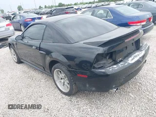 2002 Ford Mustang GT Deluxe z VIN 1FAFP42X82F158373, wystawiony jako IAAI lot #42299510 z przebiegiem 178 657 mil mil oraz . Historia ofert i sprzedaży dostępna na DreamBid. Obrazek 3.